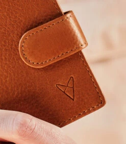 Solide Pasjeshouder Bruin RW27107 7 Solide Pasjeshouder Bruin RW27107 -Hexagona winkel 043532aedfc64e01a888ccbb64ae226d