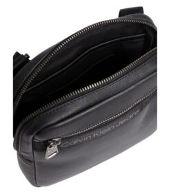 Calvin Klein Jeans Crossbodytas Zwart K50K510110BDS 8 Calvin Klein Jeans Crossbodytas Zwart K50K510110BDS -Hexagona winkel 243d252d047f4ca5953ff211e0d13cea