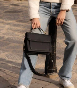 Essential Bag Crossbodytas Zwart VH22021 8 Essential Bag Crossbodytas Zwart VH22021 -Hexagona winkel 2f7c98ecd5954d0ab4c44cb1eebc5dbf