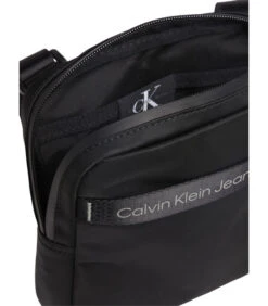 Calvin Klein Ultralight Crossbodytas Zwart K50K509817BDS 6 Calvin Klein Ultralight Crossbodytas Zwart K50K509817BDS -Hexagona winkel 5d71a0d3403540a6bead1359da99e059