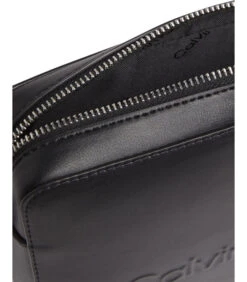 Calvin Klein Crossbodytas Zwart K60K610439BAX 5 Calvin Klein Crossbodytas Zwart K60K610439BAX -Hexagona winkel 6eaf9cd8c2694499a99b3bf3e6ce7d3a