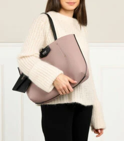 Guess Eco Brenton Shopper Zwart HWEVG8-39023-BLA 7 Guess Eco Brenton Shopper Zwart HWEVG8-39023-BLA -Hexagona winkel 7434b0af4b5b42bdaa08419567475cd0