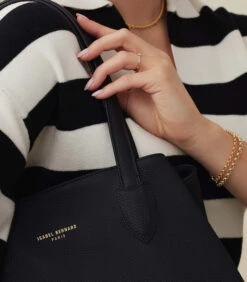 Isabel Bernard Honoré Schoudertas Zwart IB25047 7 Isabel Bernard Honoré Schoudertas Zwart IB25047 -Hexagona winkel b51f00a5e69a4c89a3d287d56e5ef527