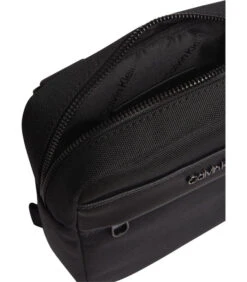 Calvin Klein Remote Crossbodytas Zwart K50K509577BAX -Hexagona winkel d113b4df5824439c969f4c2b2d60c9fe